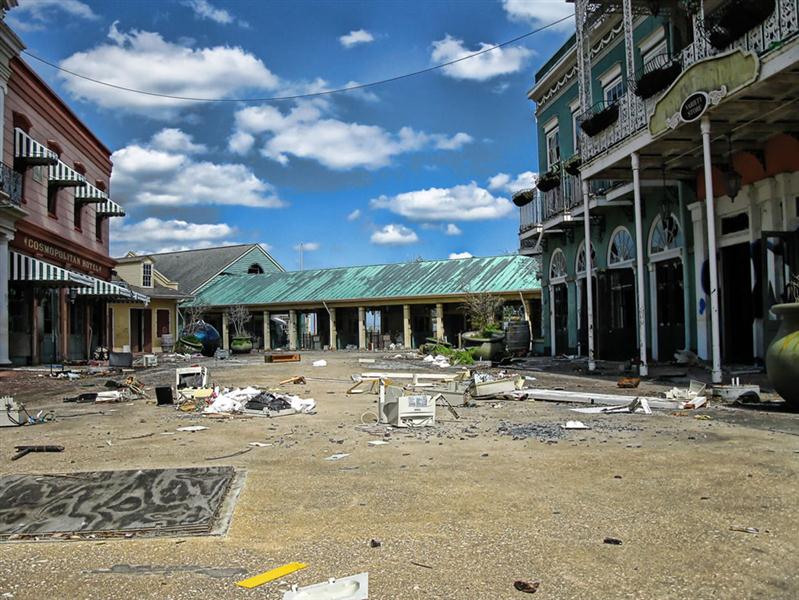 streets-of-six-flags-New-Orleans-are-trashed.jpg