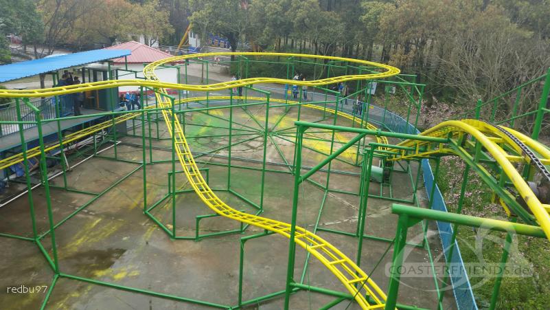 Golden Dragon Roller Coaster im Park Gongqing Forest Park Impressionen