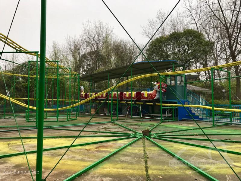 Golden Dragon Roller Coaster im Park Gongqing Forest Park Impressionen