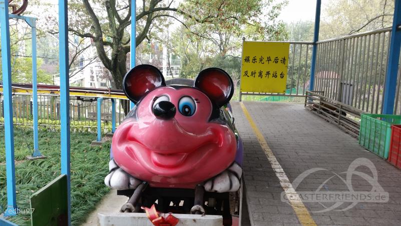 Inertia Roller Coaster im Park Gongqing Forest Park Impressionen