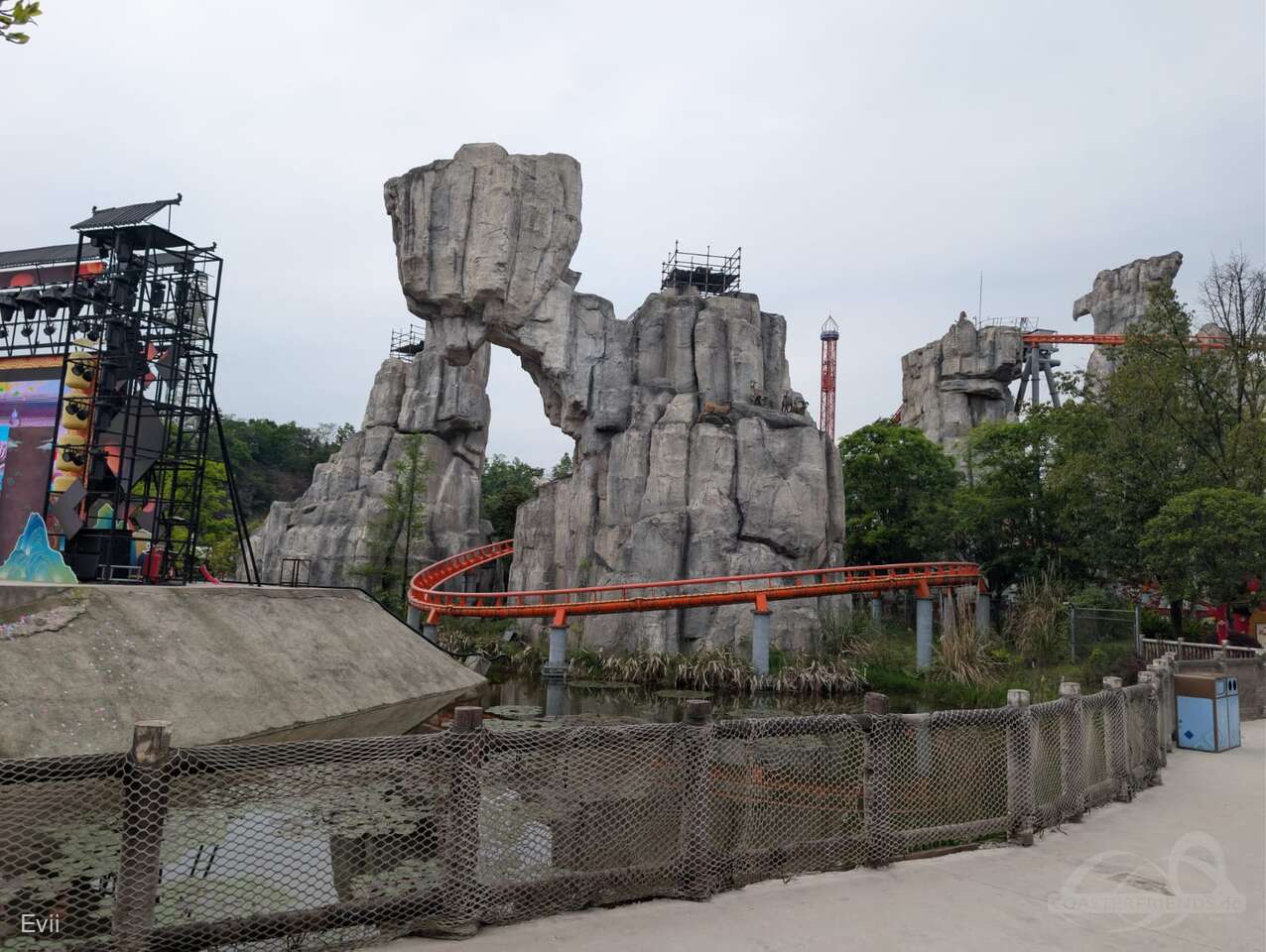 Osprey Mine Train im Park Chongqing Sunac Land Impressionen