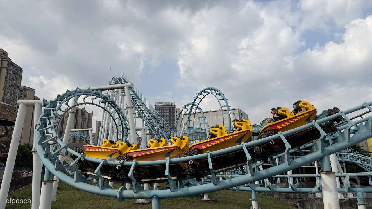 Sky Roller Coaster im Park Shengming Universal City Impressionen