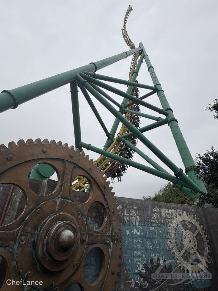 Legendary Twin Dragon im Park Chongqing Sunac Land Impressionen