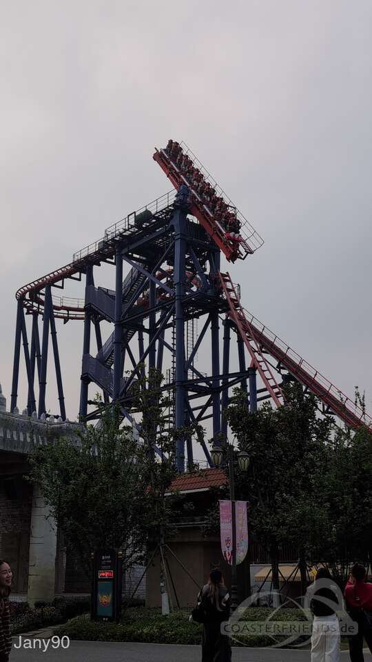 Broken Rail Roller Coaster im Park Suzhou Amusement Land Forest World Impressionen