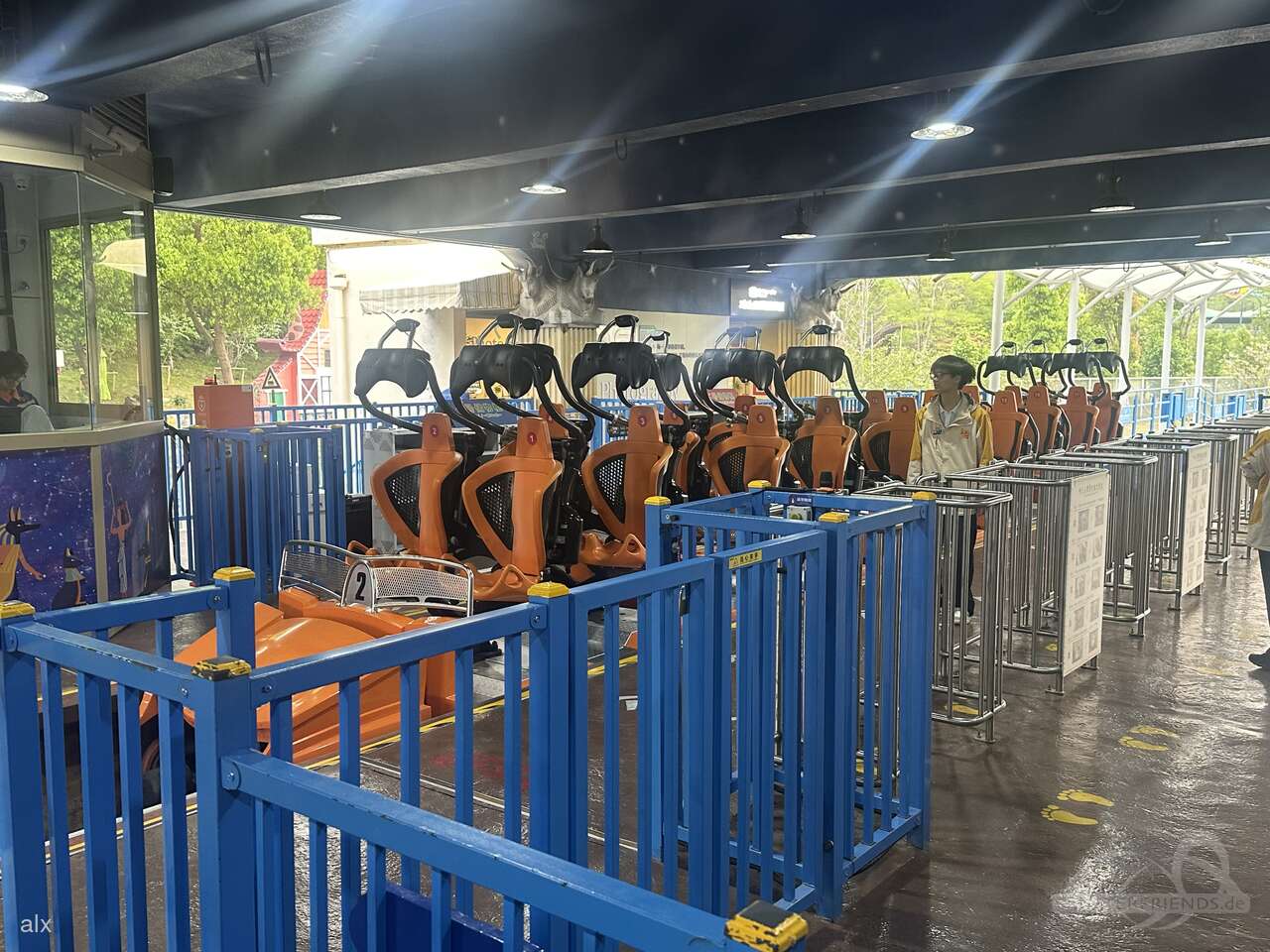 Beyond the Cloud im Park Suzhou Amusement Land Forest World Impressionen