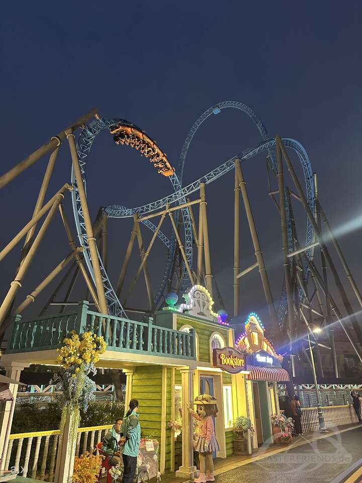 Beyond the Cloud im Park Suzhou Amusement Land Forest World Impressionen