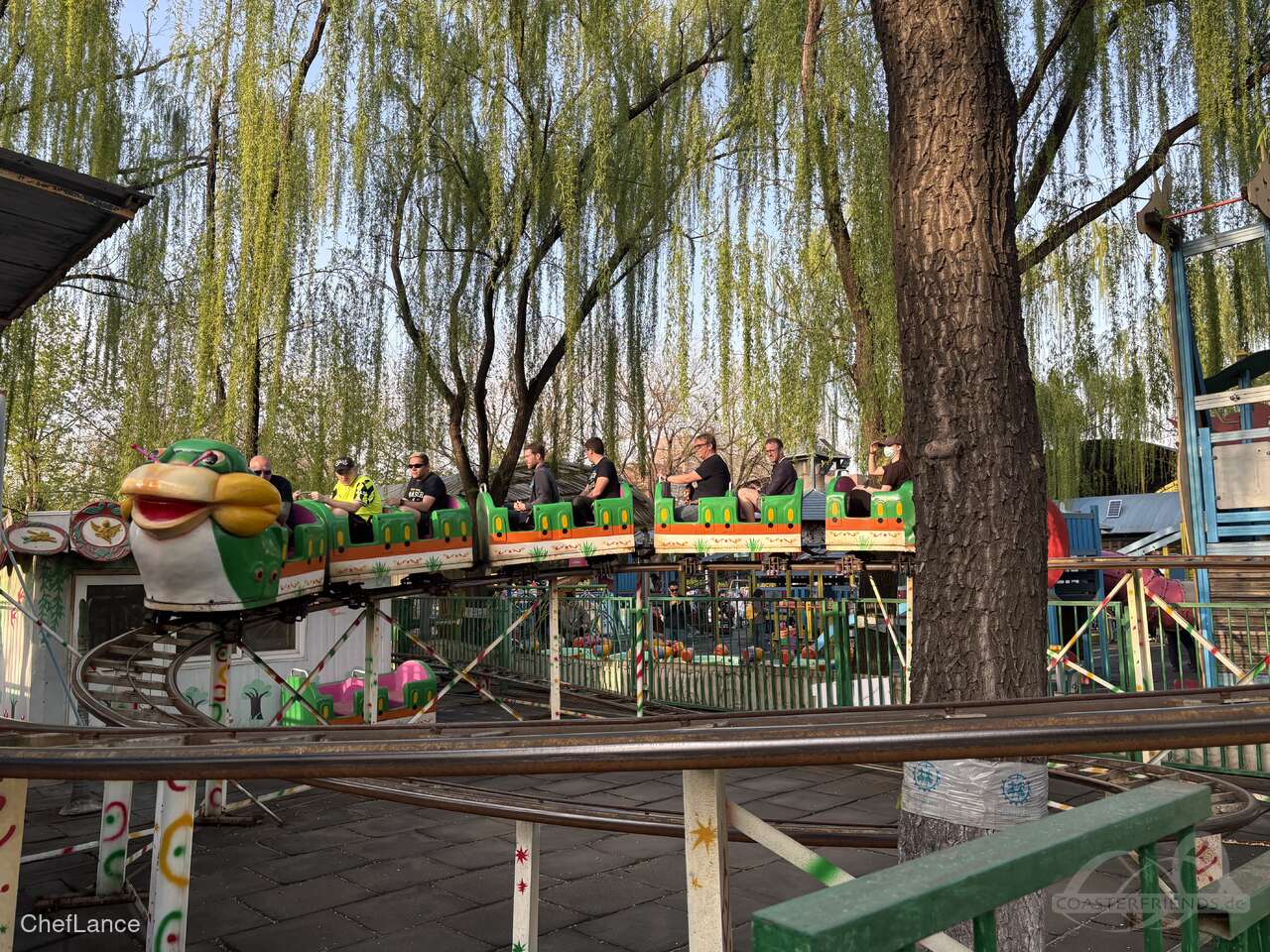 Fruit Worm Coaster im Park Beijing International Sculpture Park Impressionen