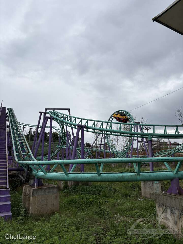 Roller Coaster im Park Suining Happy World Impressionen