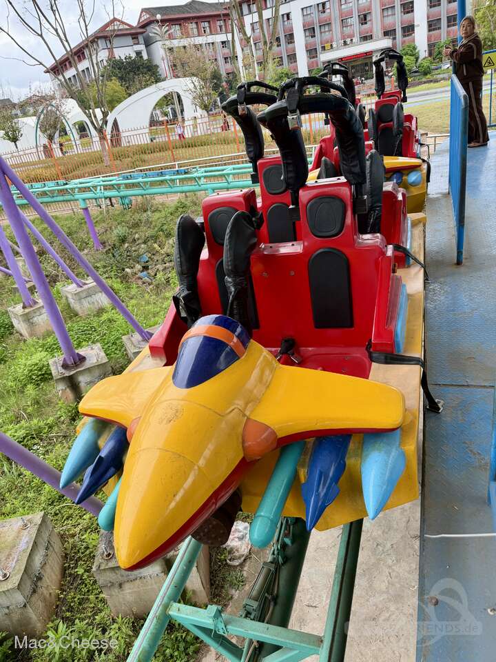 Roller Coaster im Park Suining Happy World Impressionen