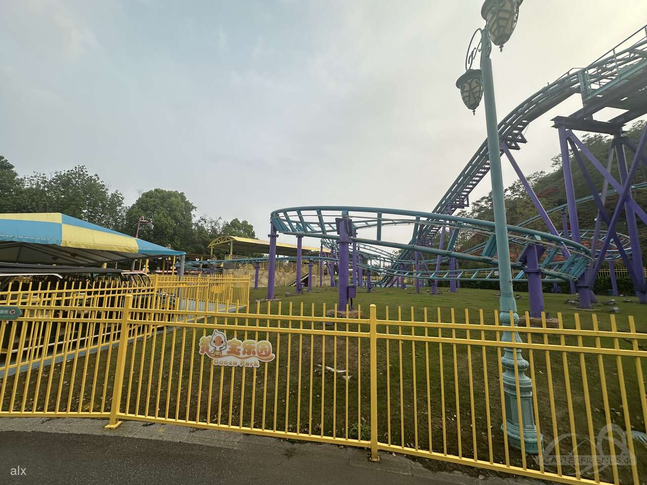 Roller Coaster im Park Suzhou Amusement Land Forest World Impressionen