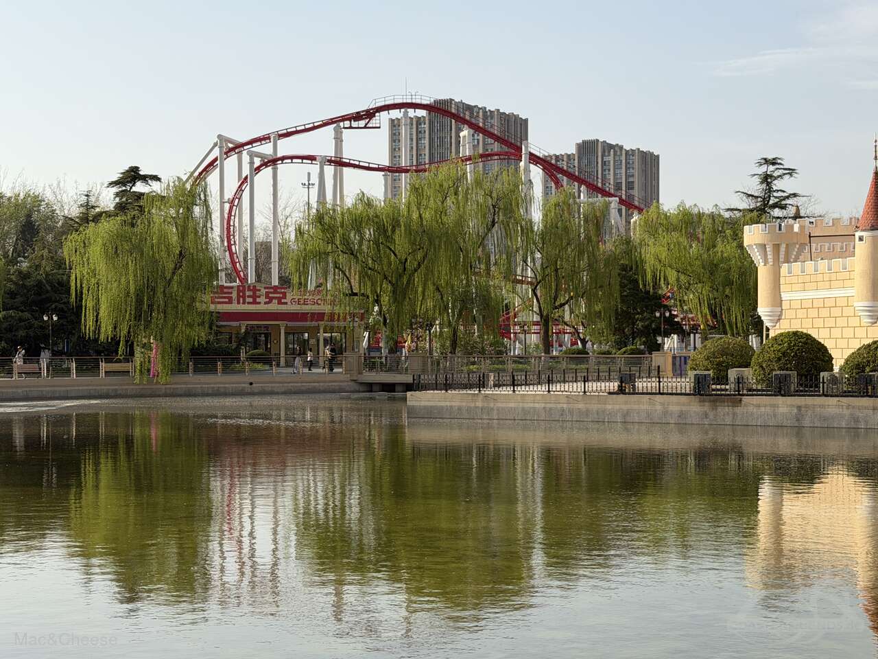 Cupid Roller Coaster im Park Beijing Shijingshan Amusement Park Impressionen