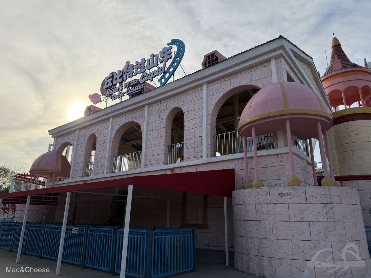 Cupid Roller Coaster im Park Beijing Shijingshan Amusement Park Impressionen