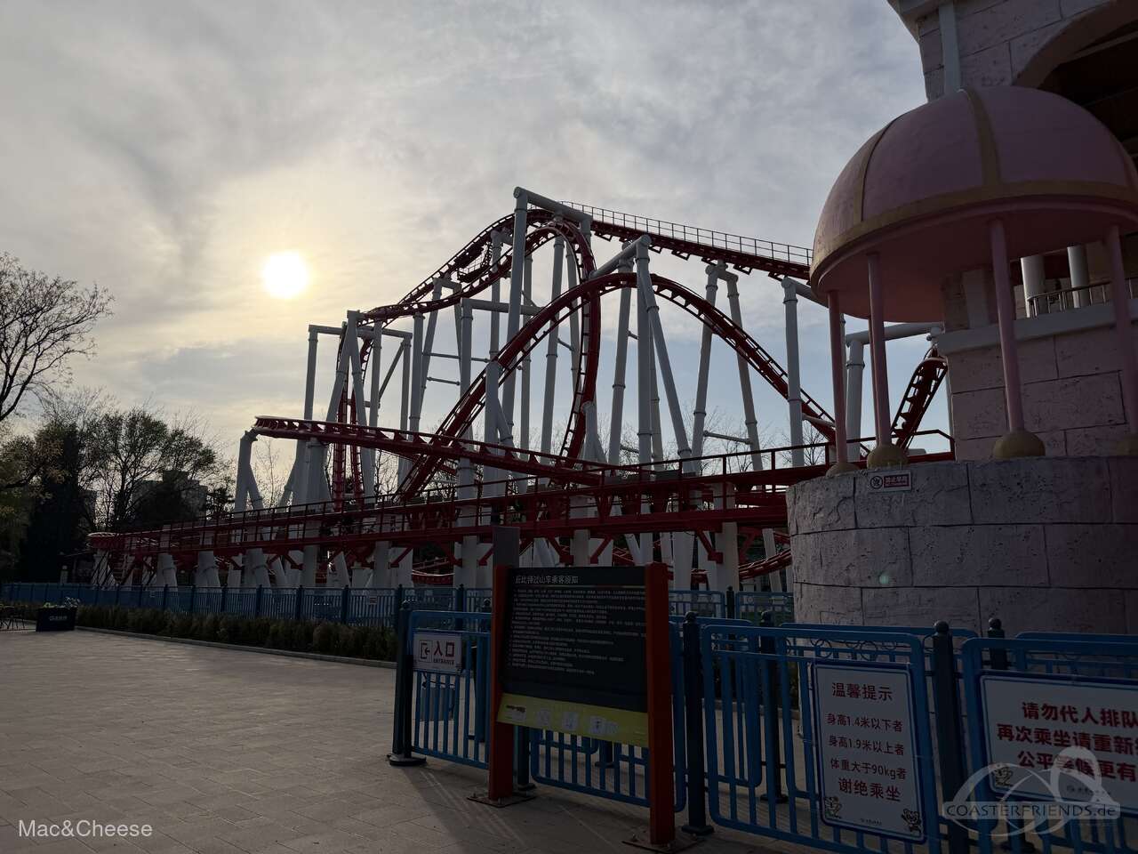 Cupid Roller Coaster im Park Beijing Shijingshan Amusement Park Impressionen