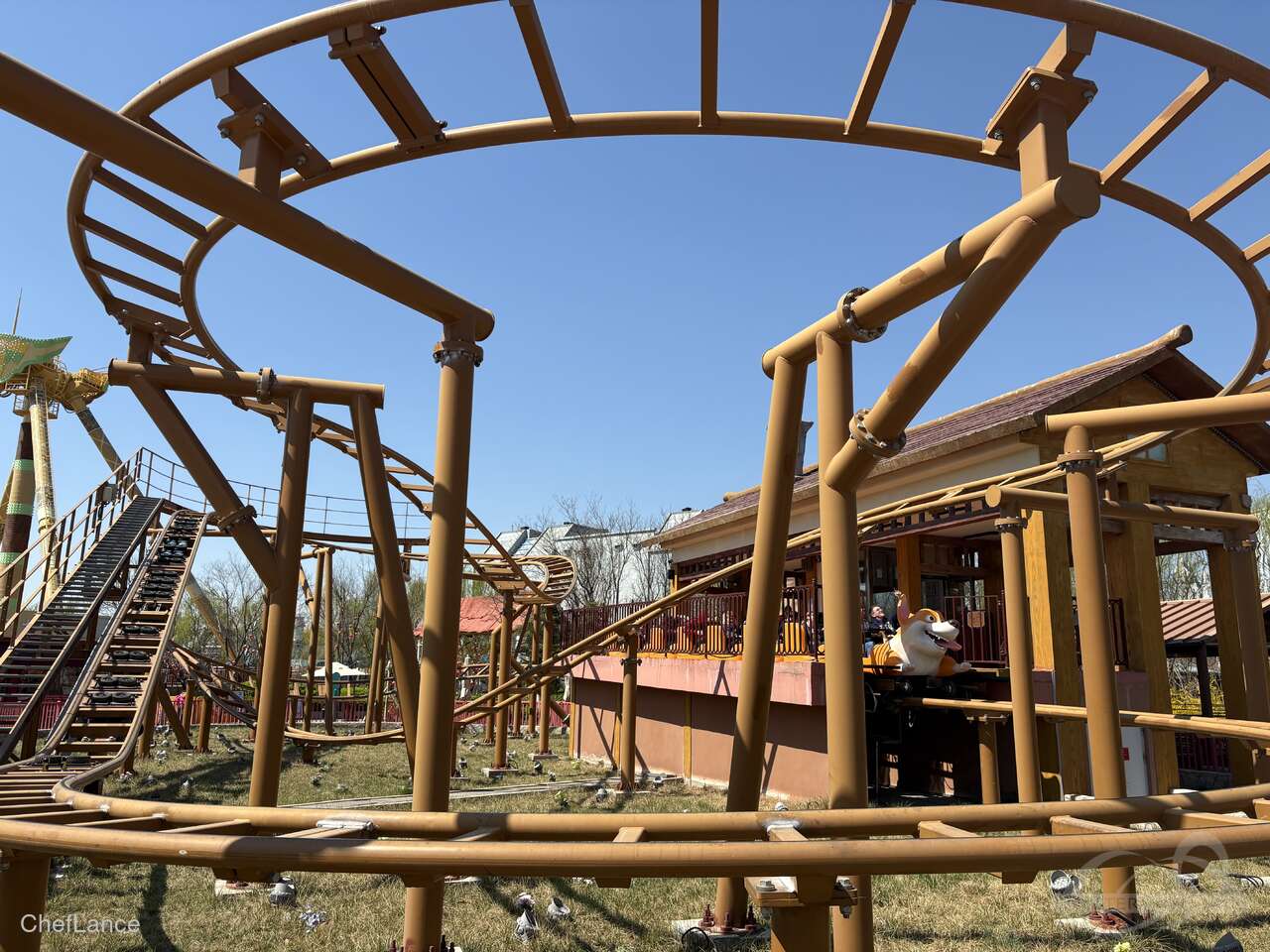 Corgi Sports Car im Park Fantawild Adventure Impressionen