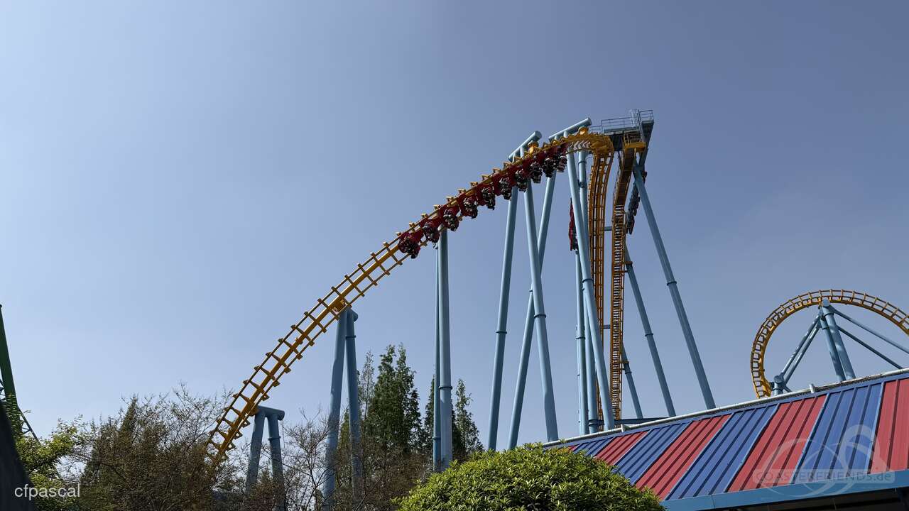 Dragon in Clouds im Park Happy Valley Chengdu Impressionen