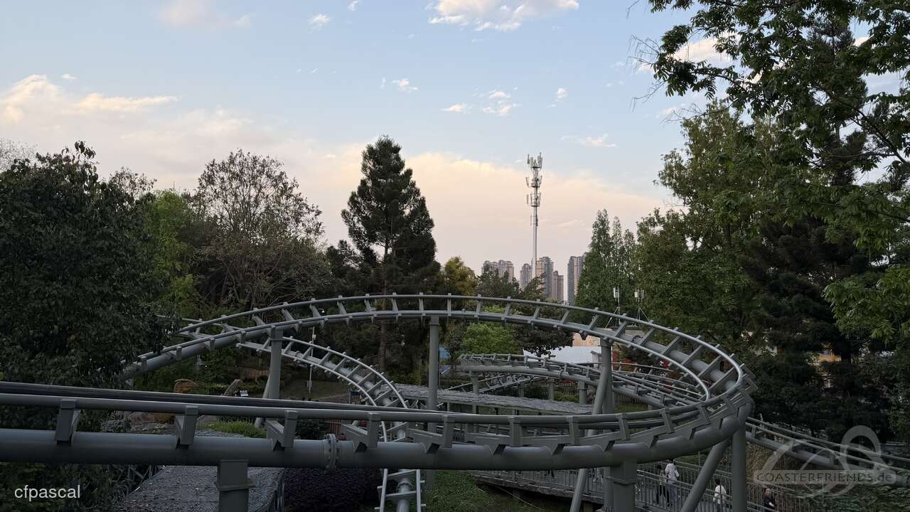 Dragon in Snowfield im Park Happy Valley Chengdu Impressionen