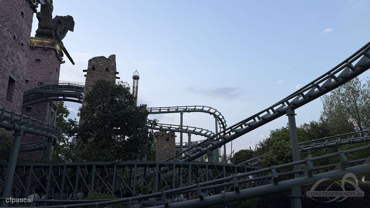 Dragon in Snowfield im Park Happy Valley Chengdu Impressionen