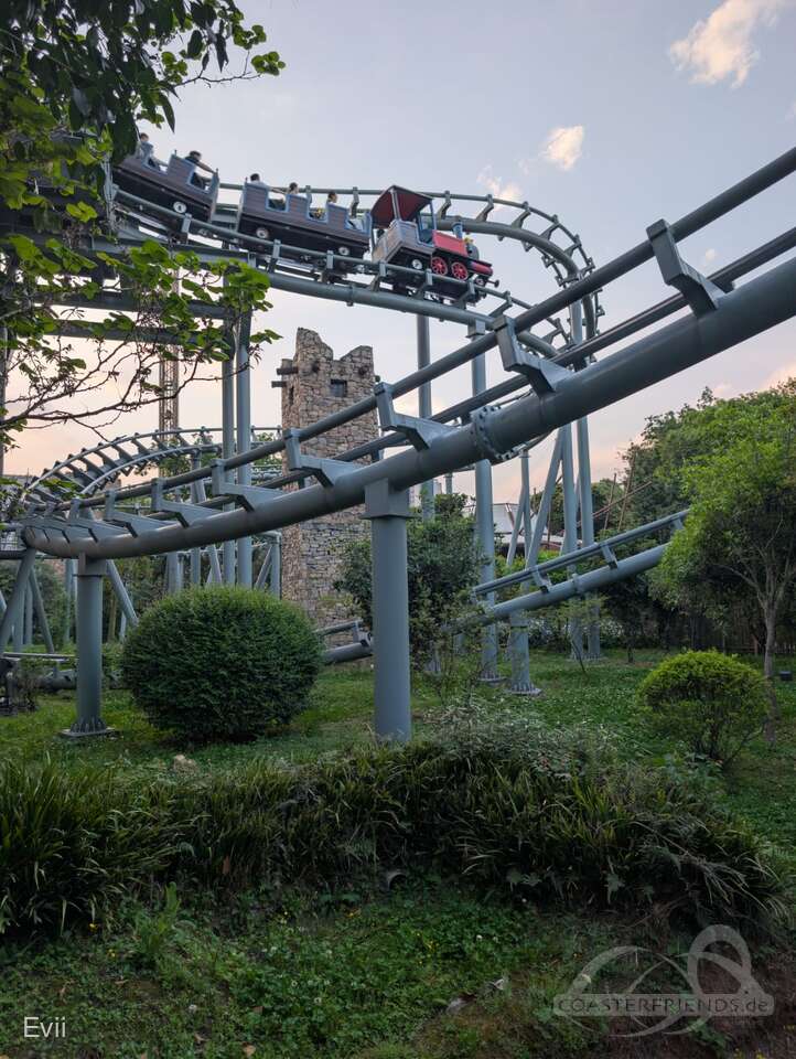 Dragon in Snowfield im Park Happy Valley Chengdu Impressionen