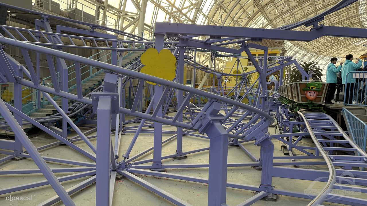 Mini Roller Coaster im Park Happy Valley Impressionen