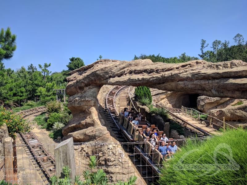 Big Grizzly Mountain Runaway Mine Cars im Park Hong Kong Disneyland Impressionen