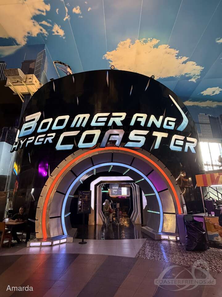 Boomerang Hyper Coaster im Park Trans Studio Cibubur Impressionen