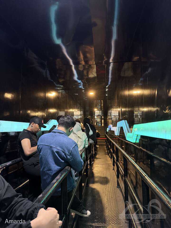Boomerang Hyper Coaster im Park Trans Studio Cibubur Impressionen