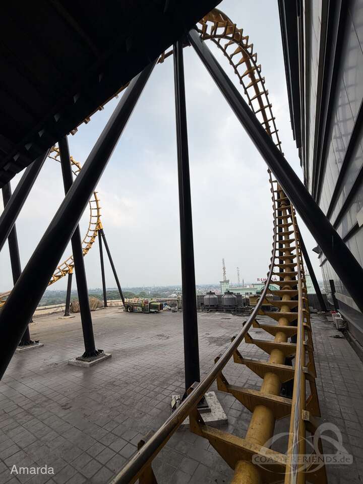 Boomerang Hyper Coaster im Park Trans Studio Cibubur Impressionen