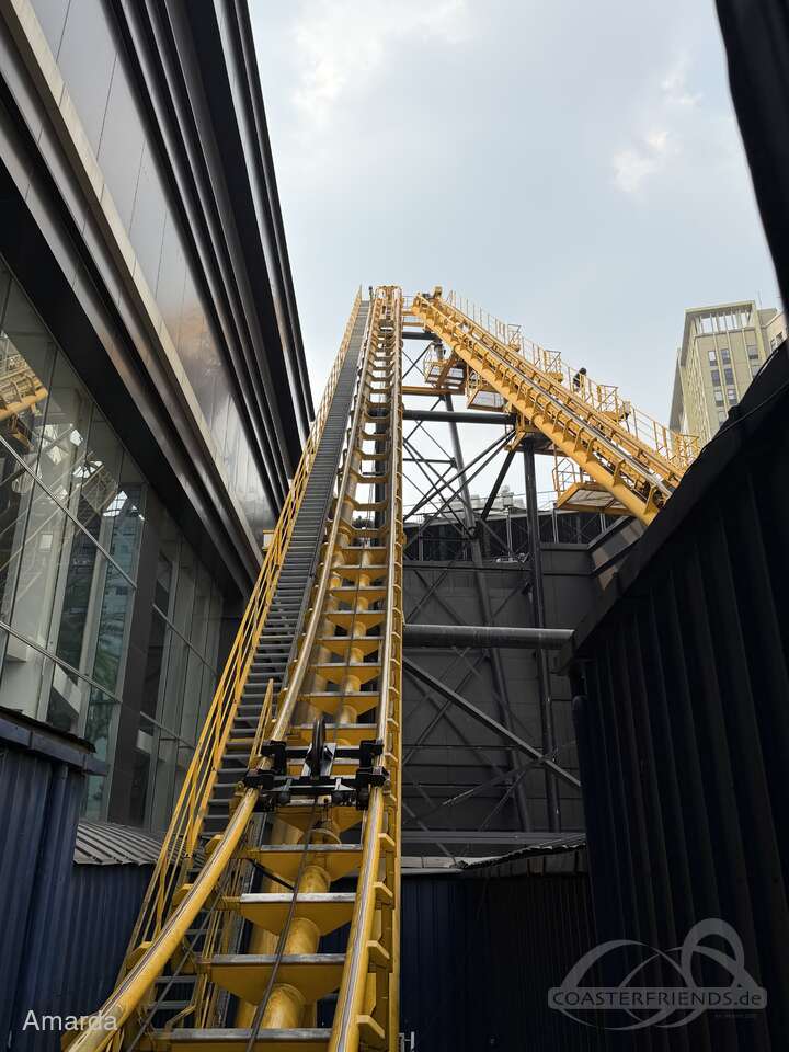 Boomerang Hyper Coaster im Park Trans Studio Cibubur Impressionen