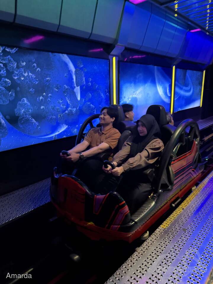 Alien Taxi im Park Trans Studio Cibubur Impressionen