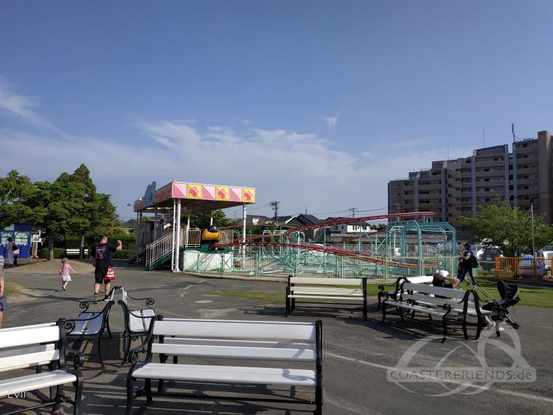 Boom-Boom Coaster im Park Kashiikaen Yuenchi Impressionen