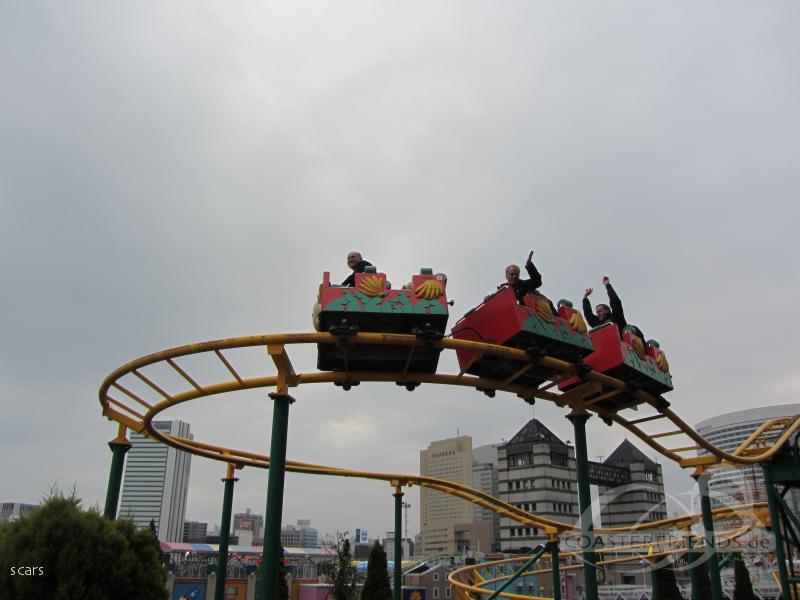 Family Banana Coaster im Park Yokohama Cosmoworld Impressionen