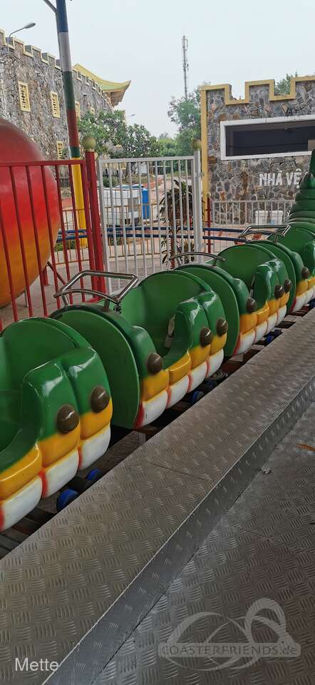 Worm Coaster im Park Dai Nam Wonderland Impressionen