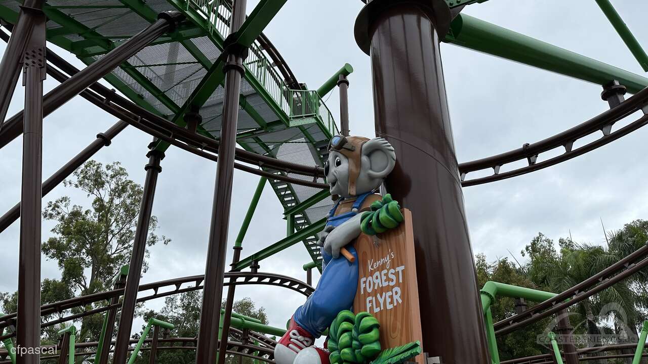 Kenny's Forest Flyer im Park Dreamworld Impressionen