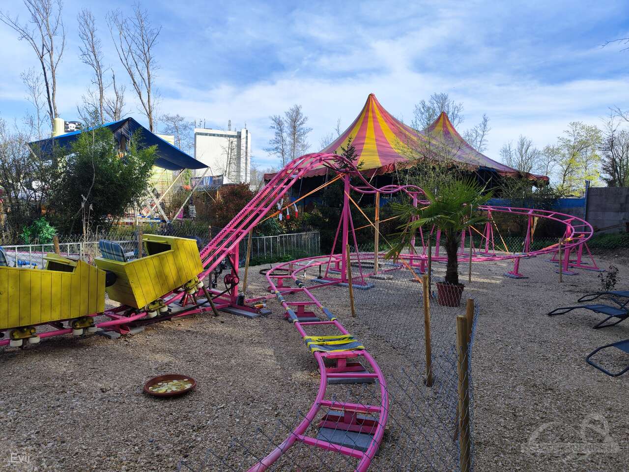 Goldmine Achterbahn im Park Bellis Mini-Freizeitpark Impressionen