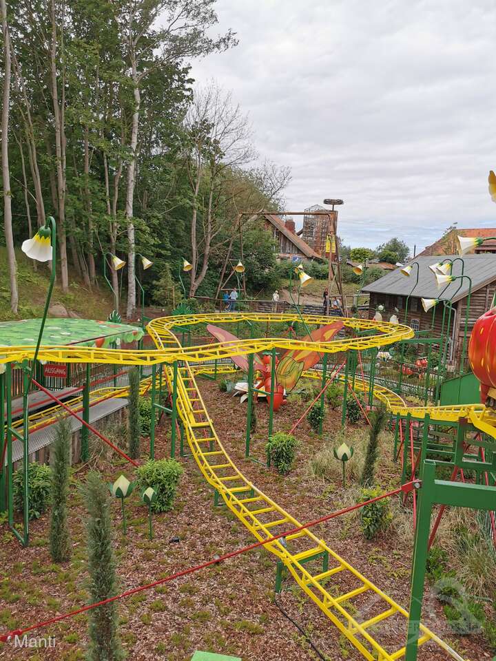 Erdbeer Raupenbahn im Park Karls Erlebnis-Dorf Zirkow Impressionen