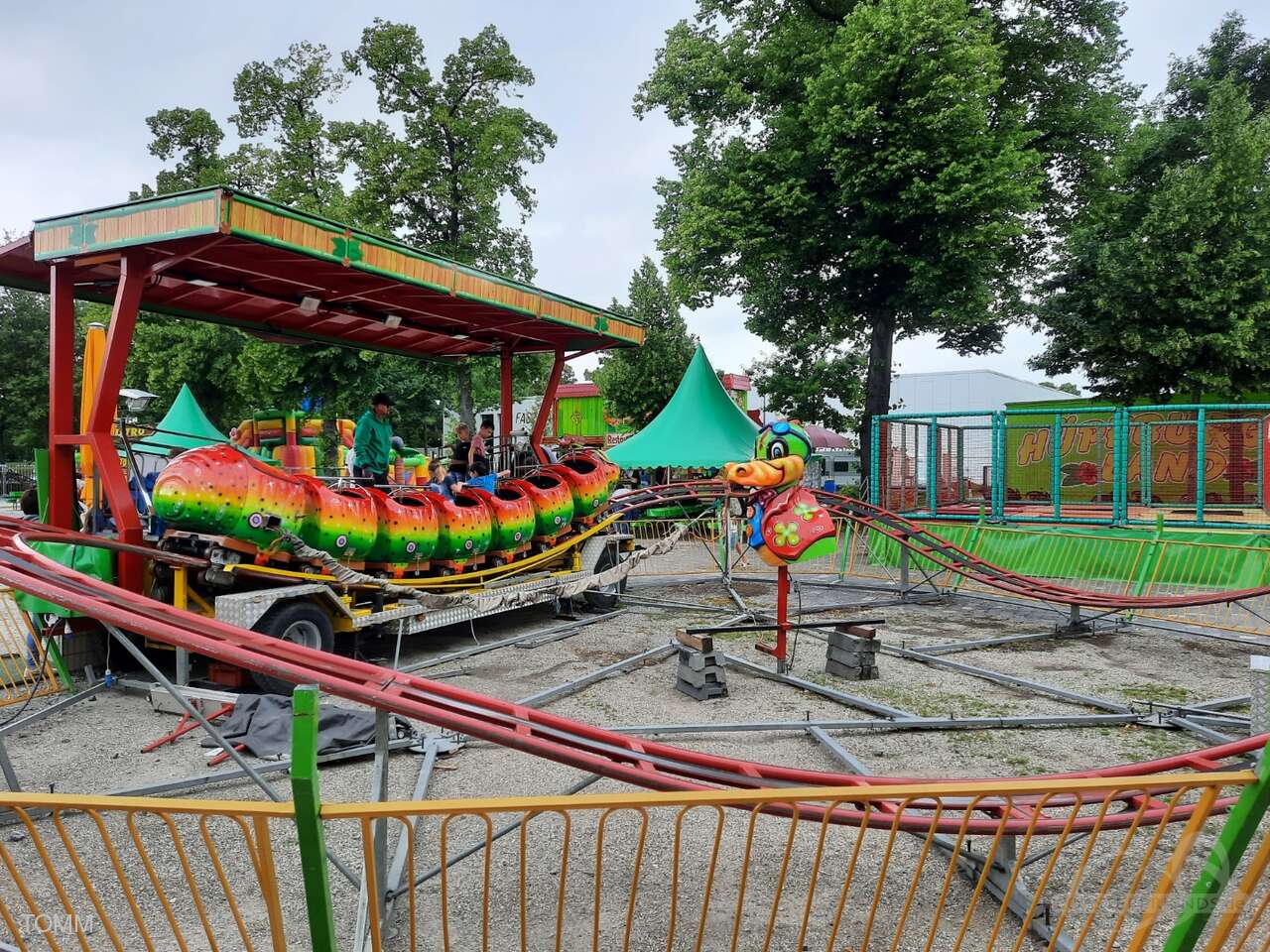 Wurmi die Raupenbahn im Park Hüpfburgenland Maus Impressionen