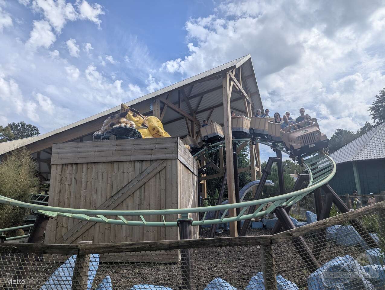Jeepo Dino im Park La Récré des 3 Curés Impressionen
