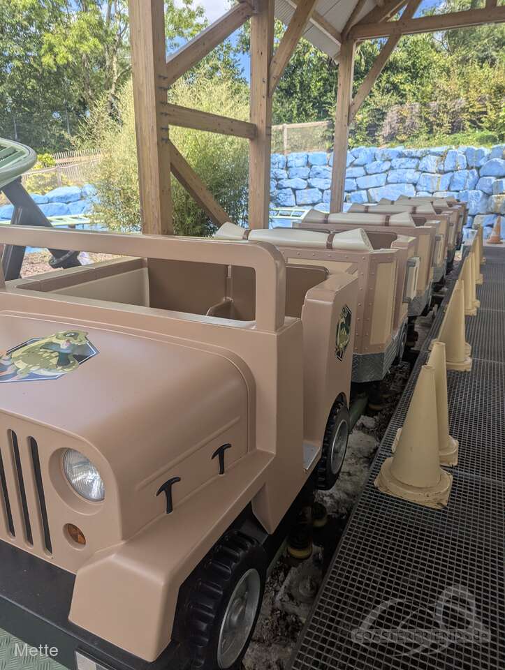 Jeepo Dino im Park La Récré des 3 Curés Impressionen