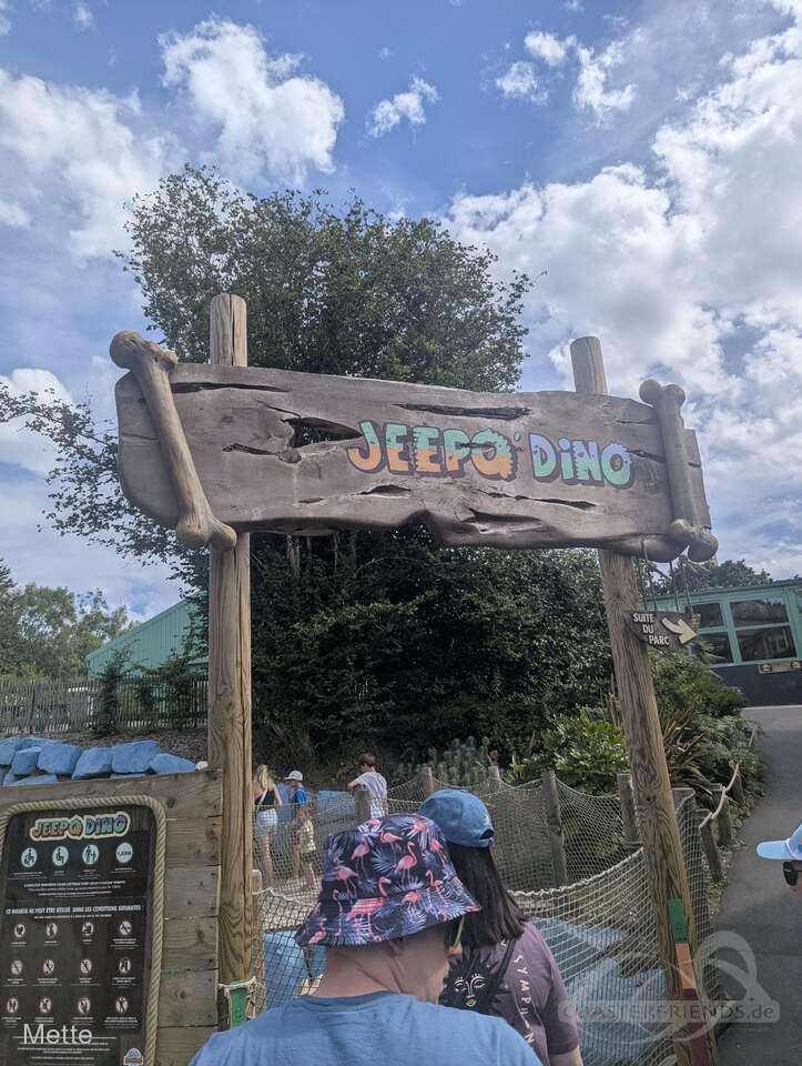 Jeepo Dino im Park La Récré des 3 Curés Impressionen
