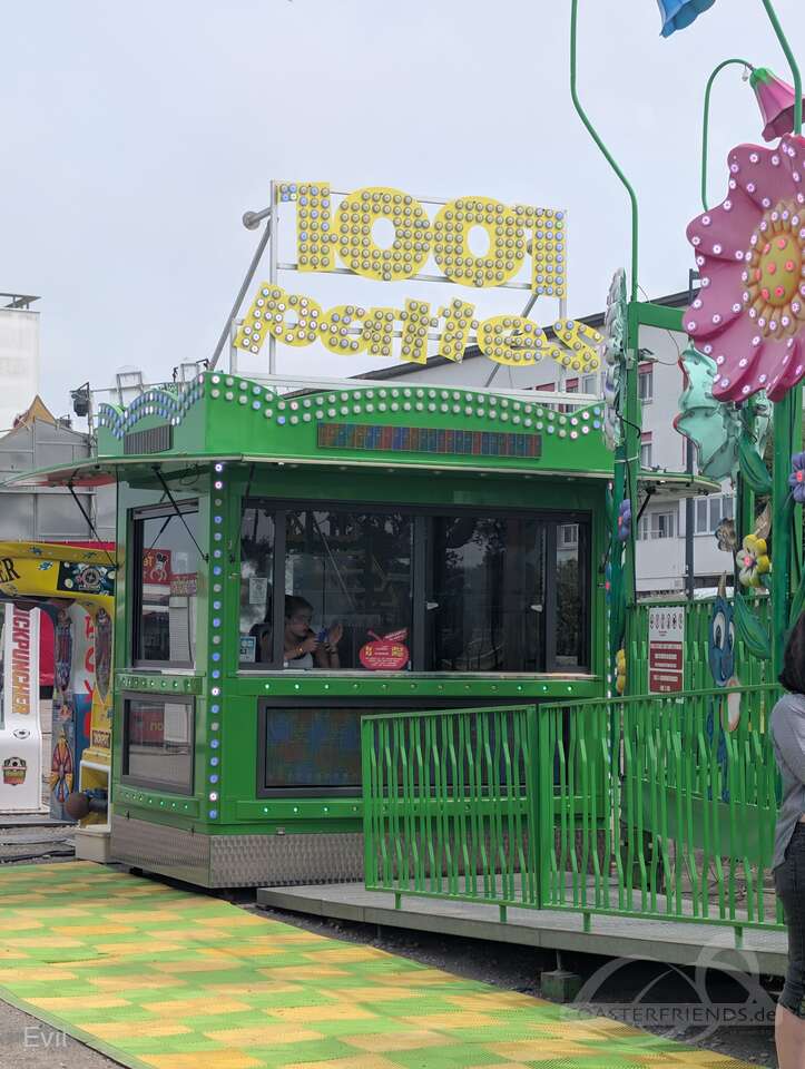 1001 Pattes (yellow track/green supports) im Park Guevar Impressionen