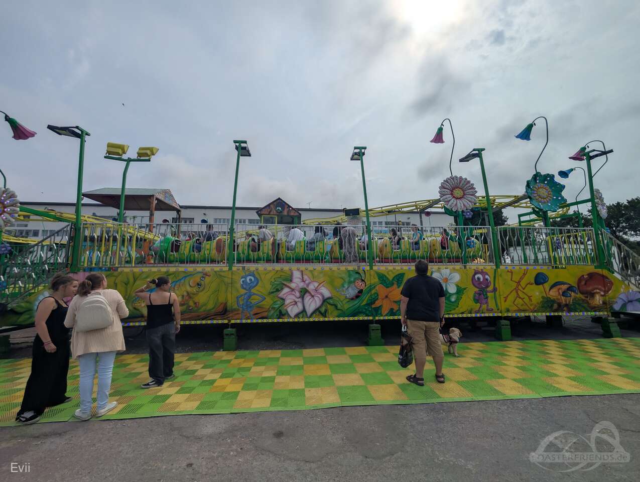 1001 Pattes (yellow track/green supports) im Park Guevar Impressionen