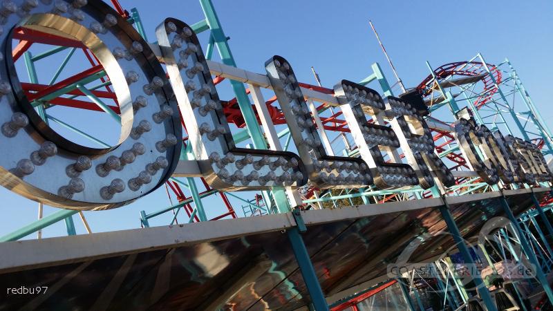 Roller Coaster im Park Fantasiland Impressionen