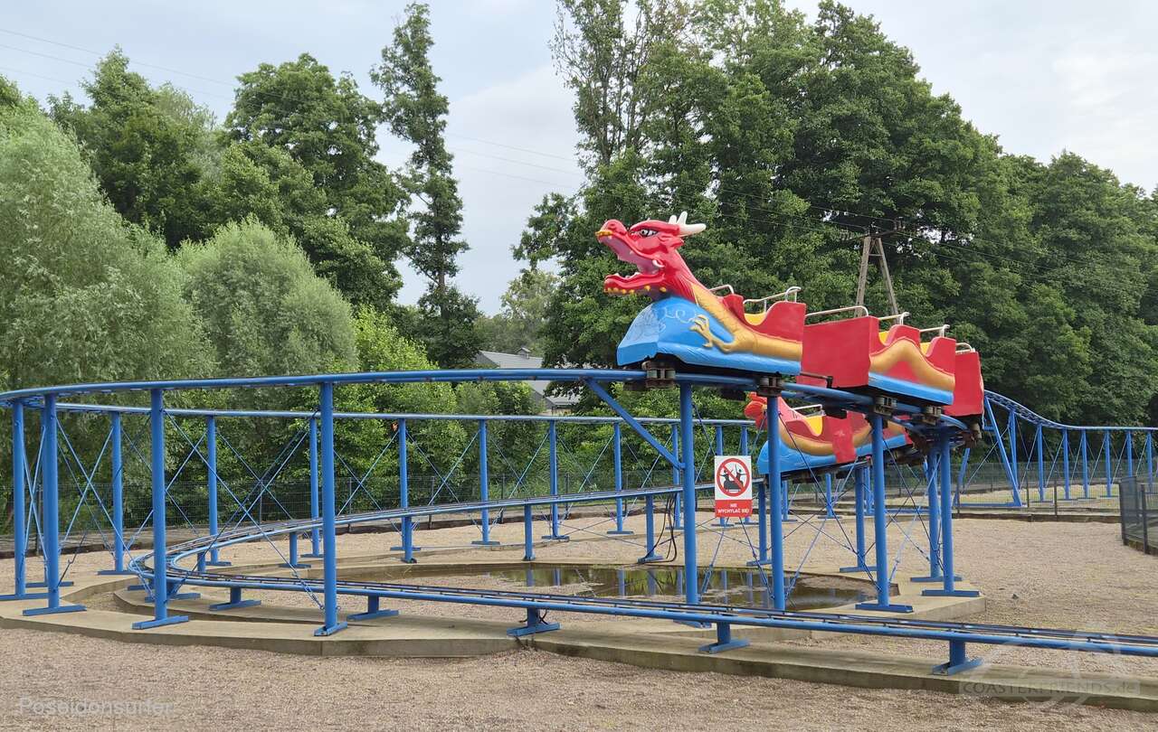 Rollercoaster Dragon im Park Park Ewolucji Impressionen