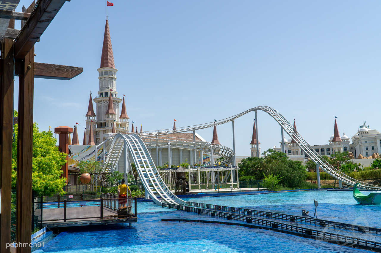 Typhoon Coaster im Park Land of Legends Theme Park Impressionen
