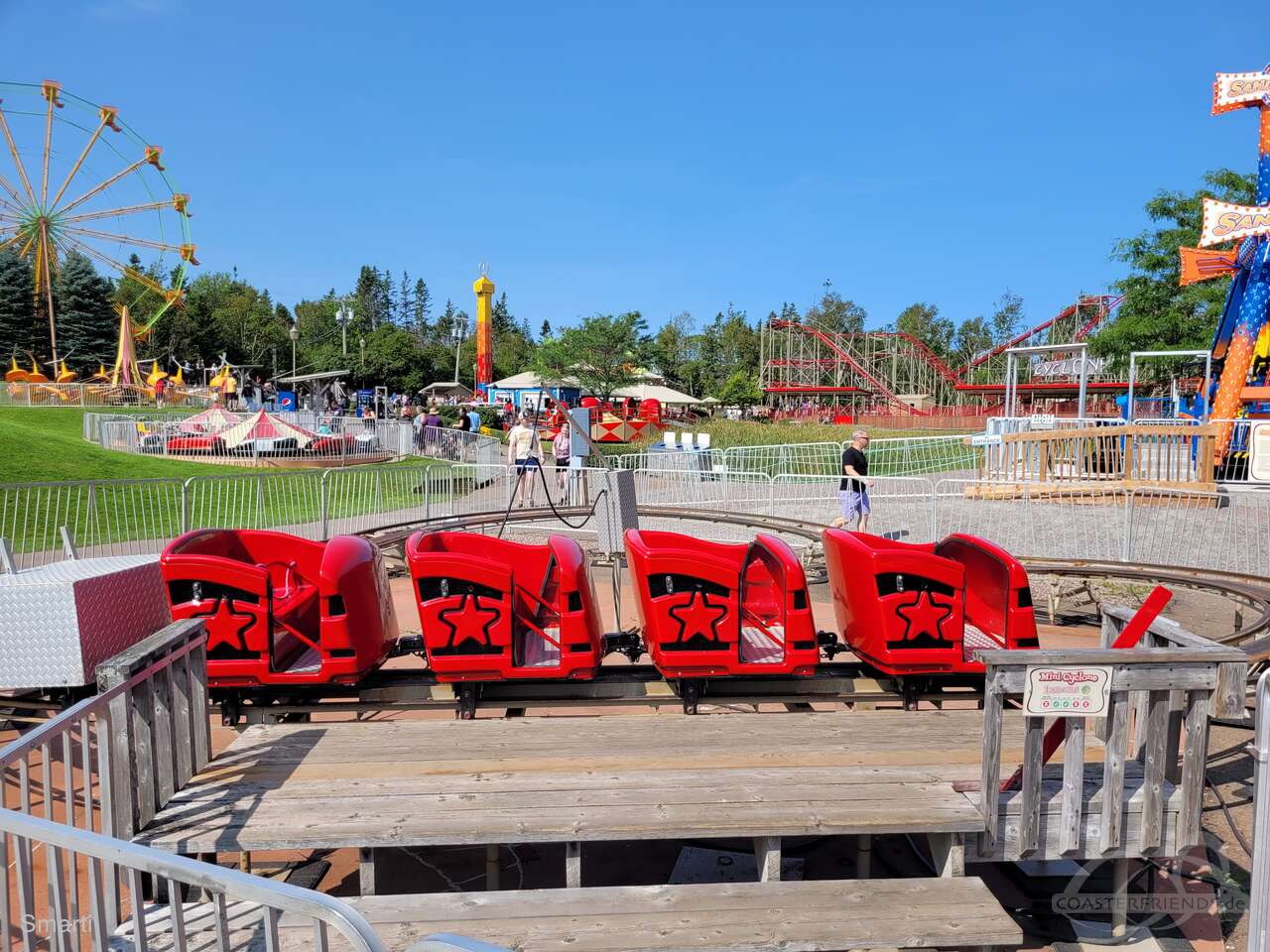 Mini Cyclone Roller Coaster im Park Sandspit Cavendish Beach Impressionen