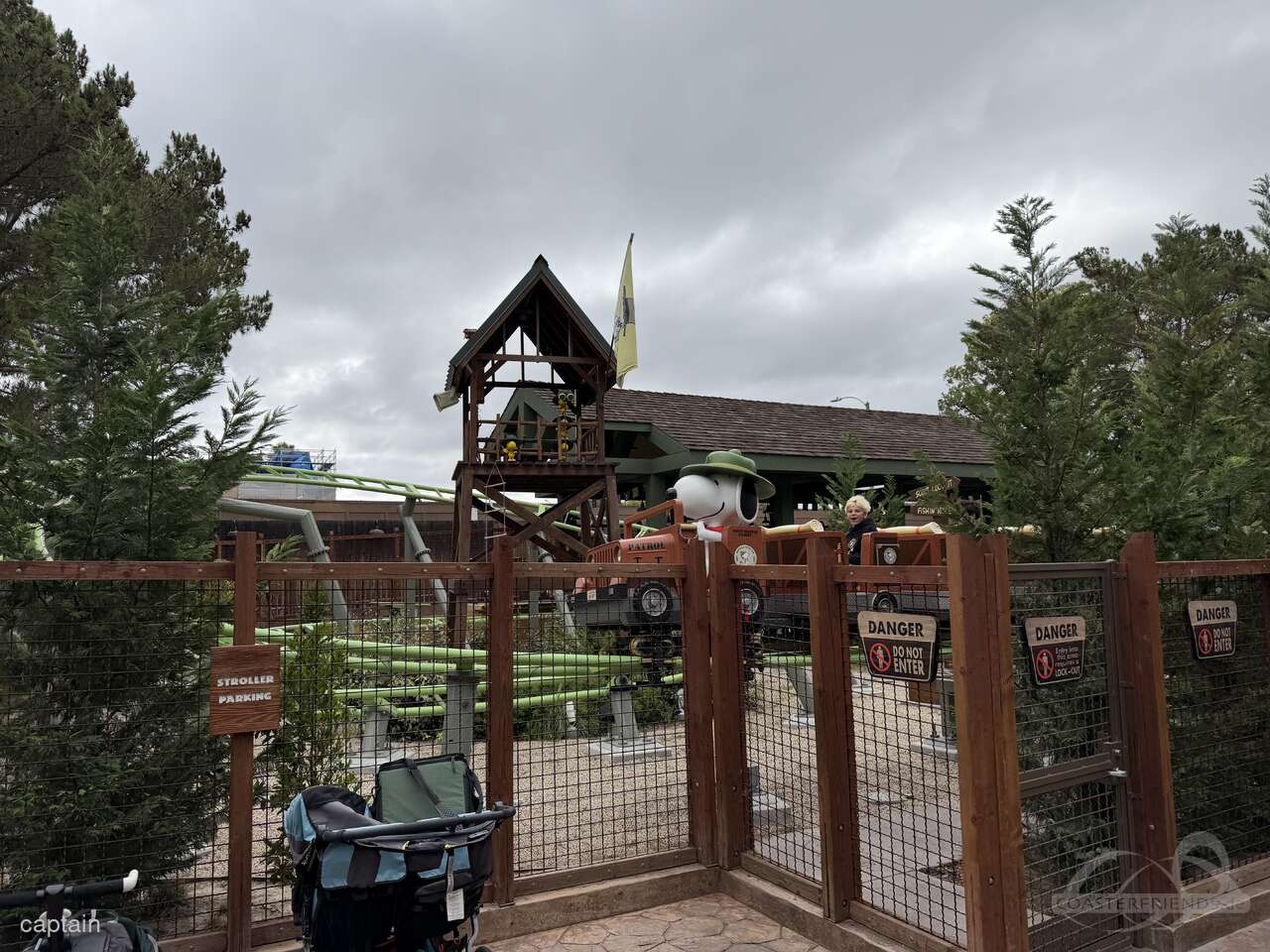Snoopy’s Tenderpaw Twister Coaster im Park Knott's Berry Farm Impressionen