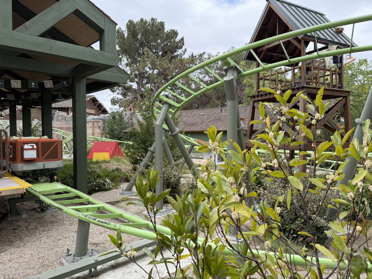 Snoopy’s Tenderpaw Twister Coaster im Park Knott's Berry Farm Impressionen
