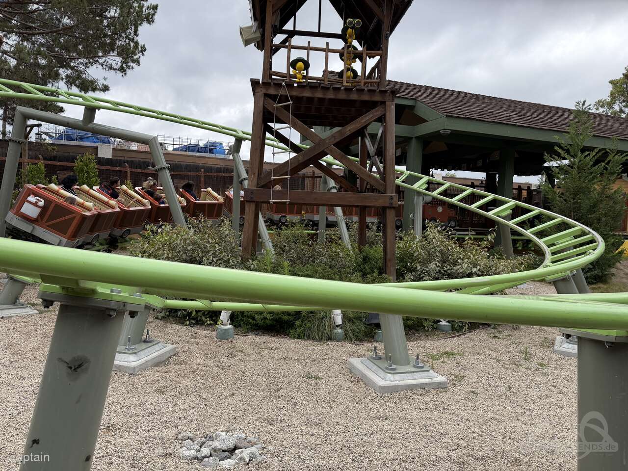 Snoopy’s Tenderpaw Twister Coaster im Park Knott's Berry Farm Impressionen