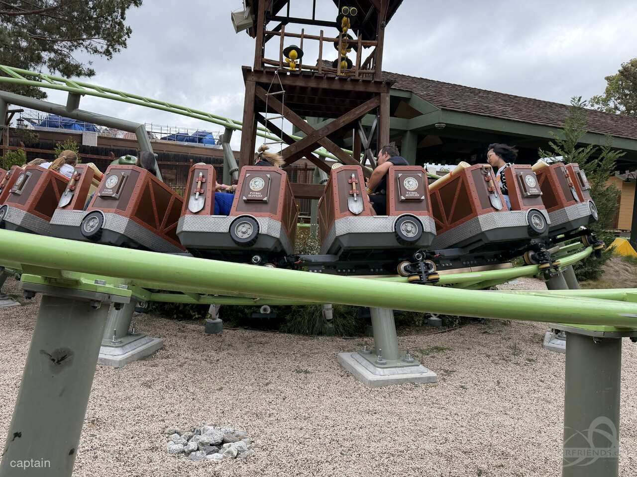 Snoopy’s Tenderpaw Twister Coaster im Park Knott's Berry Farm Impressionen