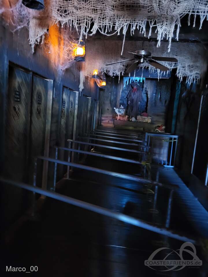 Underground im Park Adventureland Impressionen